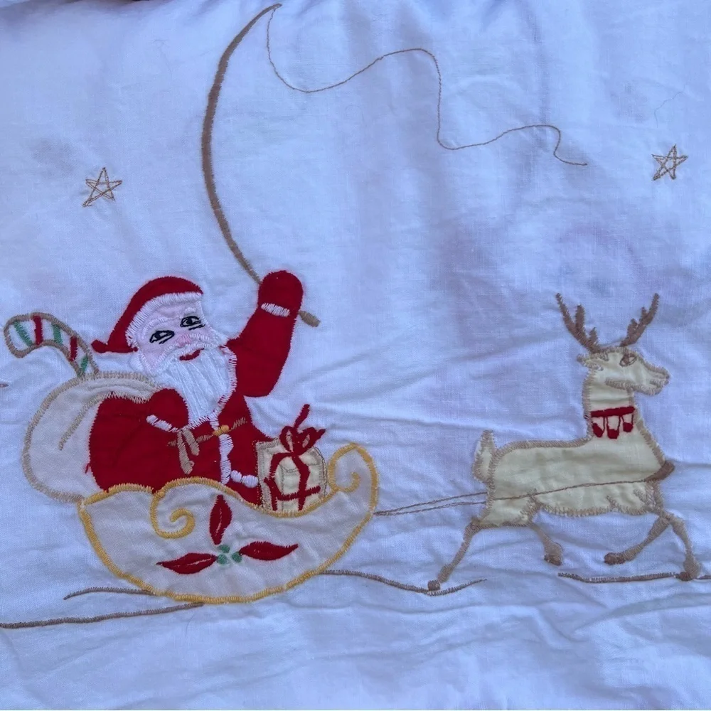 VTG Santa Reindeer Embroidered Tablecloth Scallop Edge Kitschy Retro Christmas